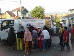 PMI Distribusikan 250 Ribu Liter Air Bersih bagi Warga Terdampak di Kota Padang