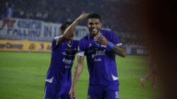Gol Telat Berguinho Antar Persib Kembali ke Puncak Klasemen