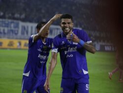 Gol Telat Berguinho Antar Persib Kembali ke Puncak Klasemen